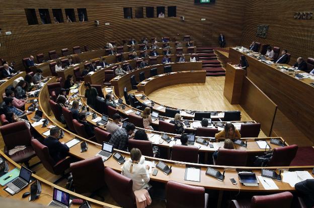 Les Corts se desmarca de la veracidad del currículum que ofrece cada diputado