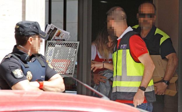 Detenida por estrangular al hijo de acogida de su novio y simular un asalto