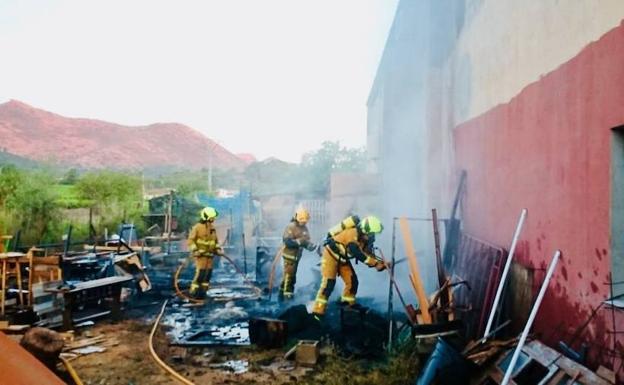 Una vecina de Llíber logra salir ilesa de su casa tras entrar las llamas de un incendio de un cobertizo