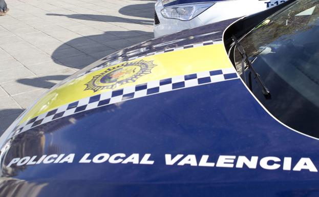 Persigue con el coche a su pareja por la acera y le agrede en plena calle en Valencia