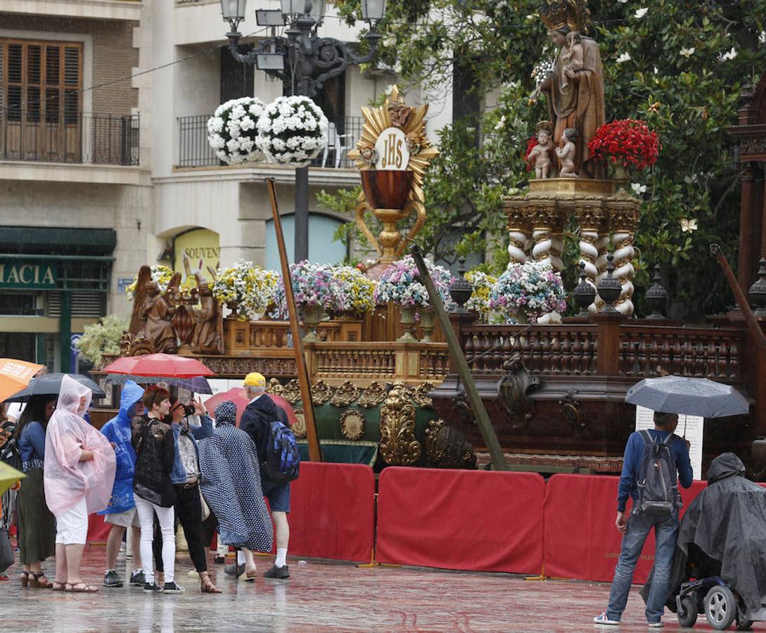 Las Rocas se exponen en la plaza de la Virgen bajo la lluvia