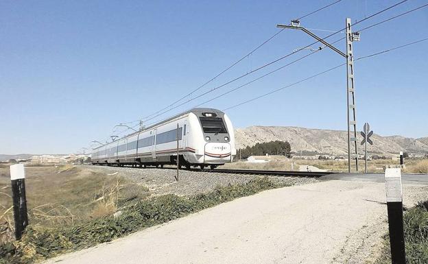 Un tren de media distancia arrolla a un coche en un paso a nivel de Villena