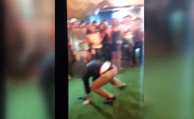 Un agente del FBI dispara accidentalmente a un hombre tras hacer una pirueta bailando en un bar