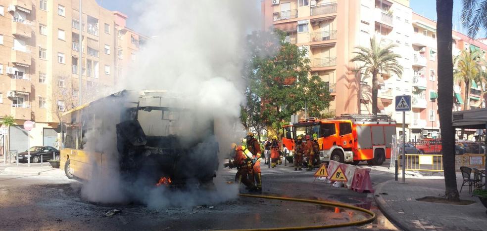 Arde un autobús en pleno trayecto en Quart de Poblet