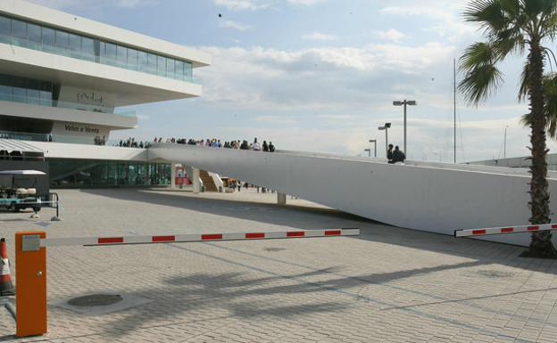 Acorrala contra la pared y agrede a su pareja junto al Veles e Vents en el puerto de Valencia