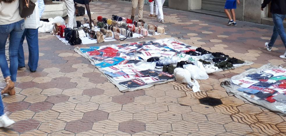Comerciantes alertan de otra invasión de manteros por la falta de policías