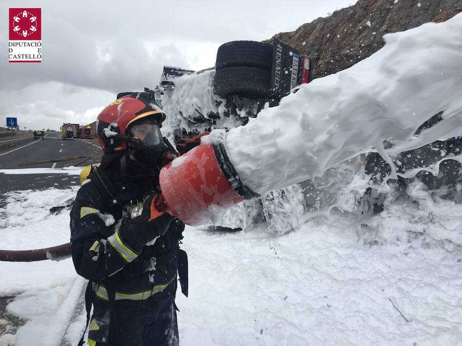 Camión volcado en la A-23 con doble cisterna de combustible