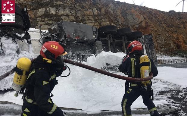 Cortada la A-23 tras el vuelco de un camión cisterna y la fuga parcial de su carga