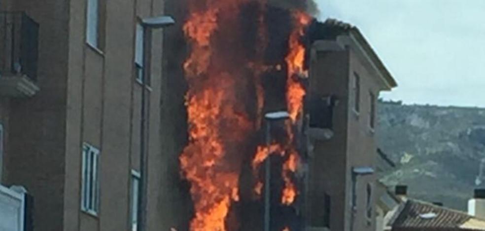Arde la fachada de una finca en Albaida