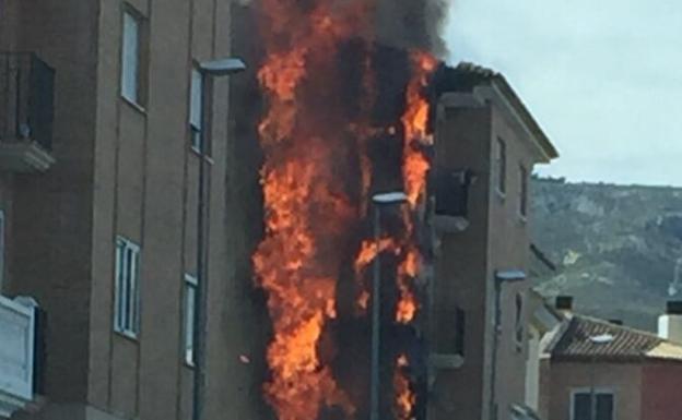 Arde la fachada de una finca en Albaida