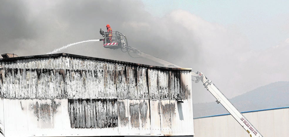 Un gran incendio industrial destruye una panificadora que abastece a Mercadona