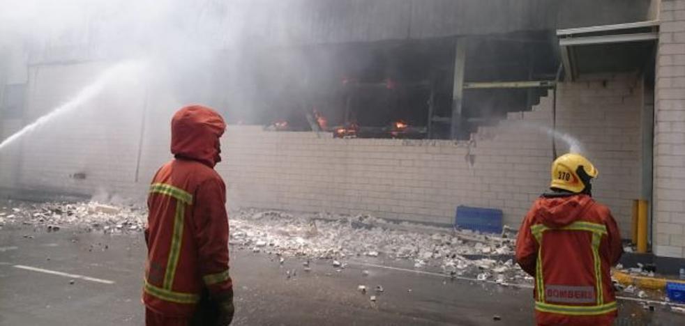 Retirarán 10.000 litros de amoniaco en el incendio de la panificadora de Mercadona para evitar vapor tóxico