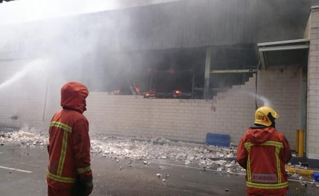 Retirarán 10.000 litros de amoniaco en el incendio de la panificadora de Mercadona para evitar vapor tóxico