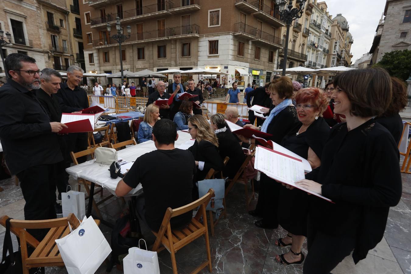 Cena solidaria de Manos Unidas en la plaza de la Virgen de Valencia