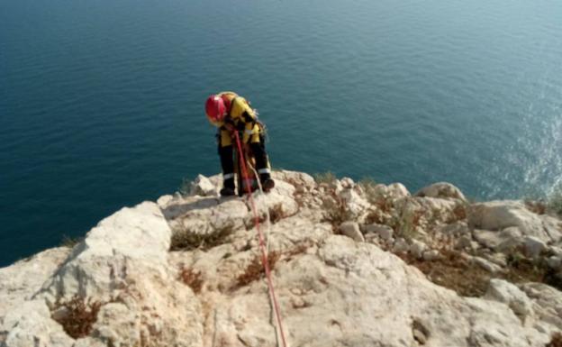 Los bomberos rescatan a dos montañeros madrileños en el Penyal d'Ifach