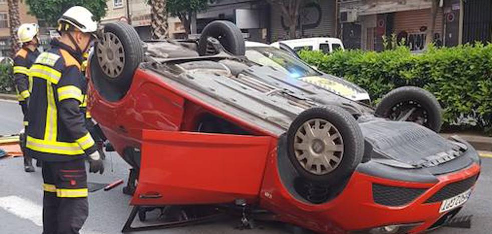 Un conductor ebrio se estrella en la avenida Peris y Valero de Valencia