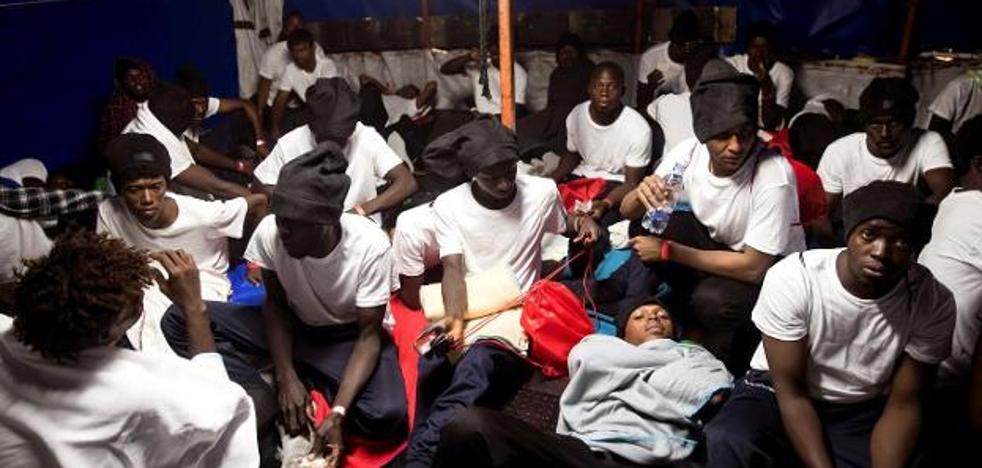 El Aquarius ya navega hacia Valencia: la base del Alinghi se acondiciona como refugio de los inmigrantes