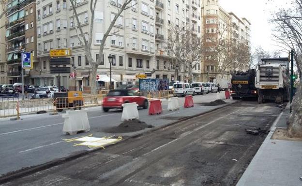 El Ayuntamiento de Valencia asfalta una docena de calles