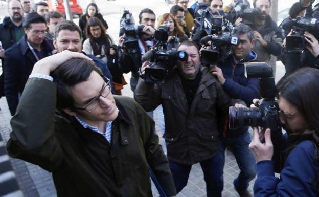 Un juez condena a la mujer de Morera por llamar «maricón de España» a un asesor del PP