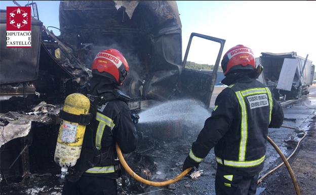 Un fallecido al incendiarse el camión que conducía en un accidente en la CV-10 por Borriol