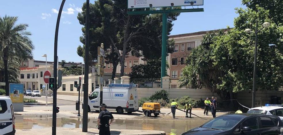 El reventón de una tubería complica el tráfico en las avenidas del Cid y Tres Forques