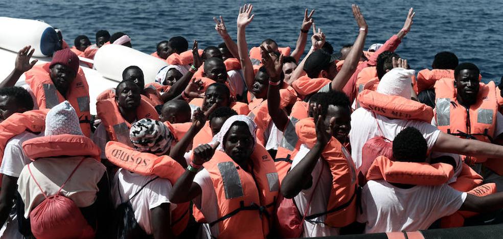 Los inmigrantes del Aquarius superan Cerdeña y completan la mitad del trayecto