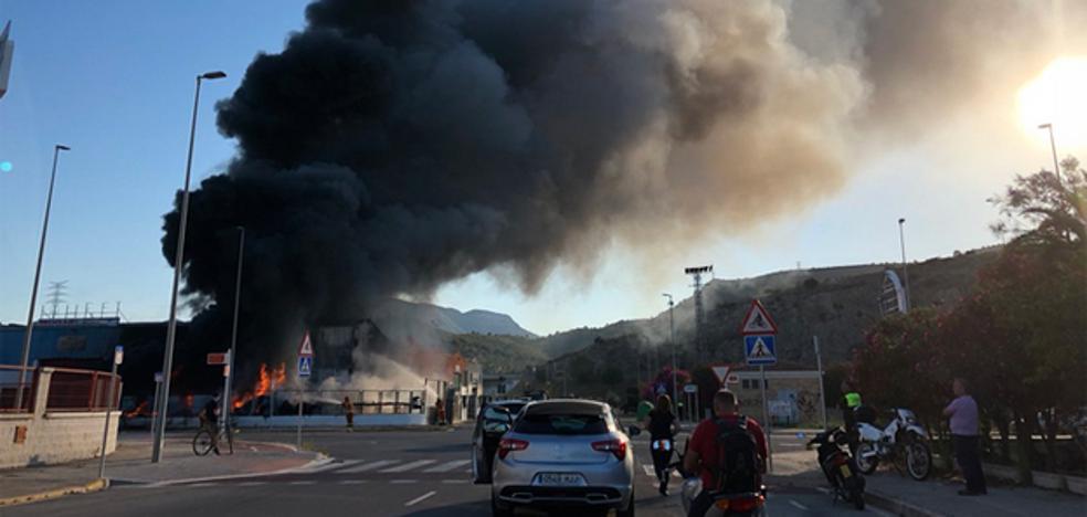 Arde una nave de gestión de residuos en Gandia