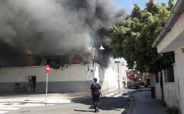 El incendio de una casa prefabricada en Nazaret obliga a desalojar un colegio y una guardería