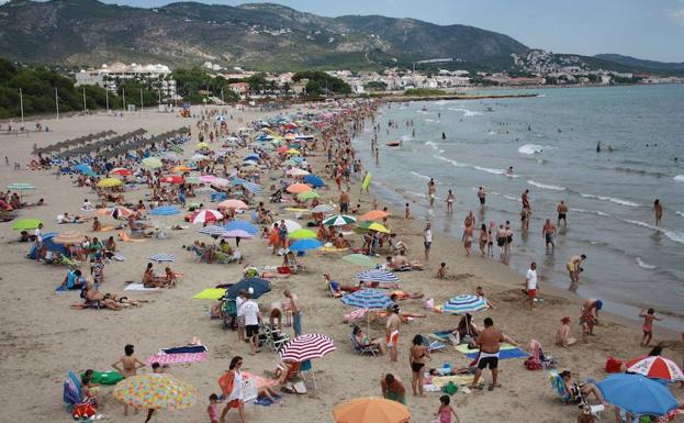 Rescatan a una mujer con síntomas de ahogamiento en una playa de Alcossebre