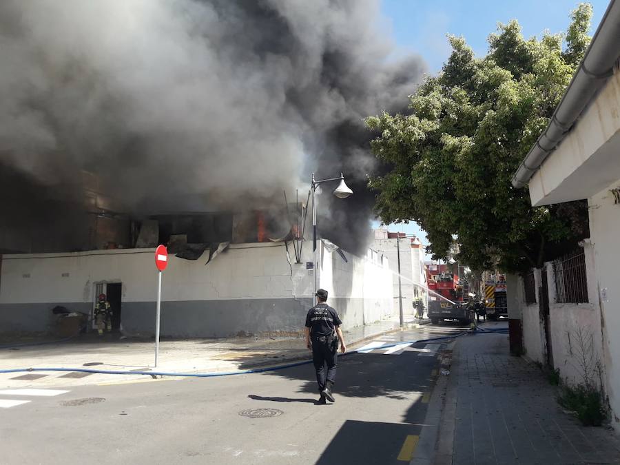 El incendio de una casa prefabricada en Nazaret obliga a desalojar un colegio y una guardería