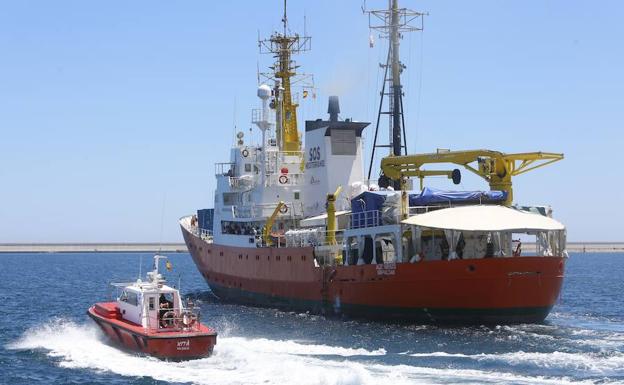 El 'Aquarius' abandona Valencia