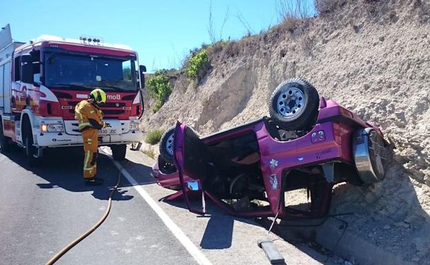 Dos heridos en el vuelco de un coche en la CV-740 en Teulada