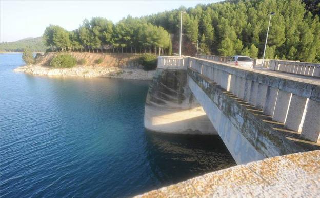 Muere el niño al que hallaron flotando en el embalse de Sitjar en Onda