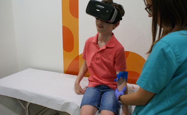 Quirónsalud Valencia incorpora gafas de realidad virtual para disminuir la percepción del dolor en sus urgencias pediátricas