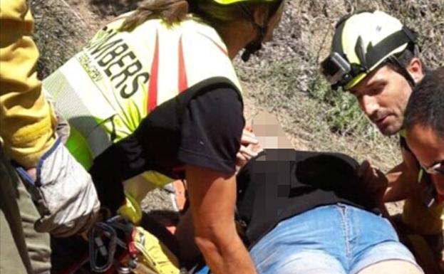 Rescatada una senderista de 72 años lesionada en una zona de gran desnivel en Anna