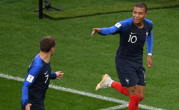 Mbappé mete a Francia en octavos y fulmina a Perú