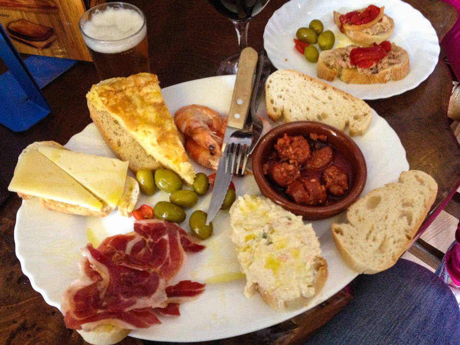 ¿Por qué las llamamos tapas? El discutidísimo origen de una de las costumbres más españolas