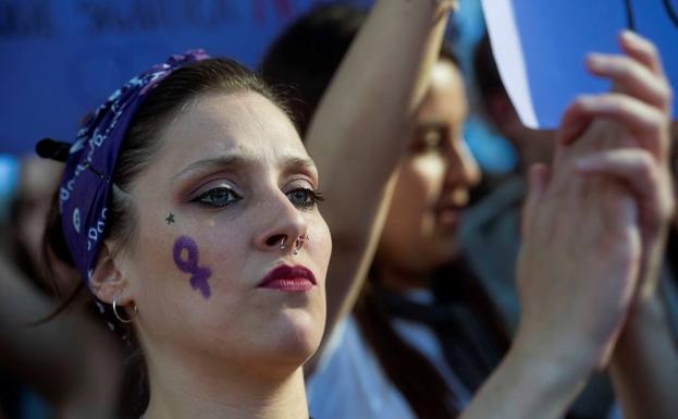 Miles de valencianos se manifiestan contra la excarcelación de 'La Manada'