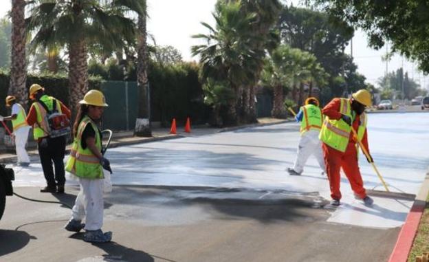 Los Ángeles pinta las calles de blanco para combatir el calor