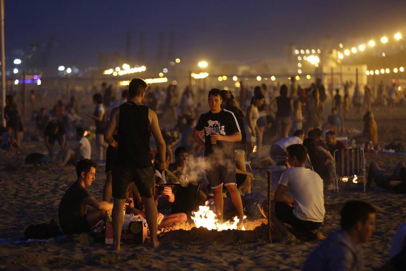 Valencia celebra San Juan en sus playas