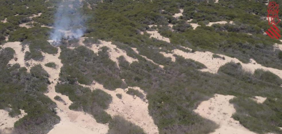 Se declara un incendio forestal en la playa El Moncayo de Guardamar del Segura
