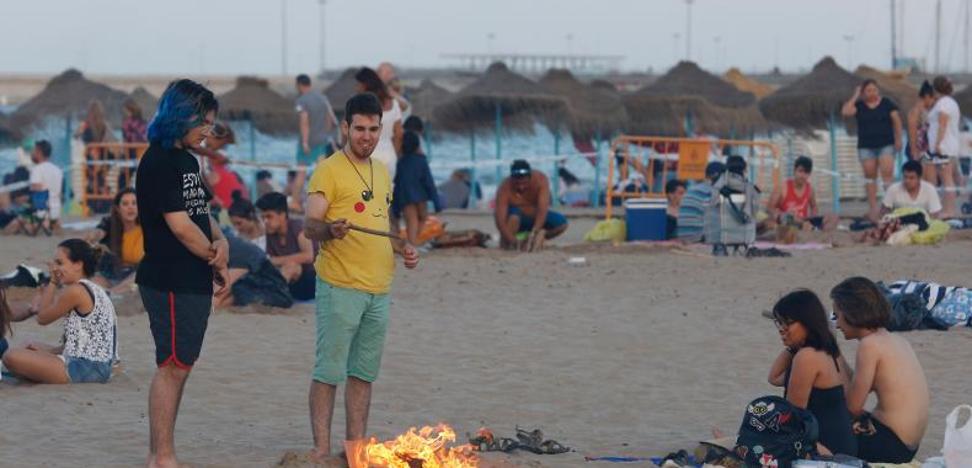 Más cenizas y más basura en las playas de Valencia