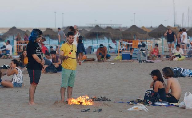 Más cenizas y más basura en las playas de Valencia