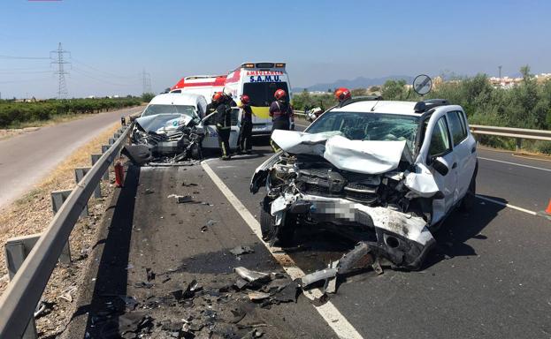 Muere una joven y otra resulta herida muy grave en un violento choque frontal en la N-340