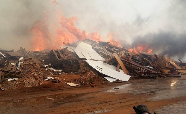 El incendio del almacén de madera de Sollana sigue sin control tras 18 horas