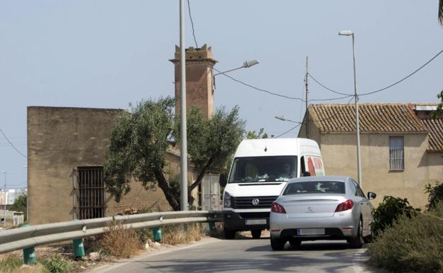 Los atascos desvían el tráfico por una decena de caminos rurales de Valencia