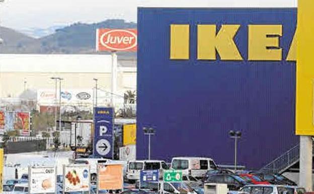 Un niño dispara con una pistola en Ikea