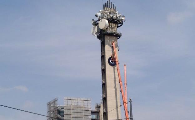 Colocan el logo de À Punt en la torre del centro de Burjassot