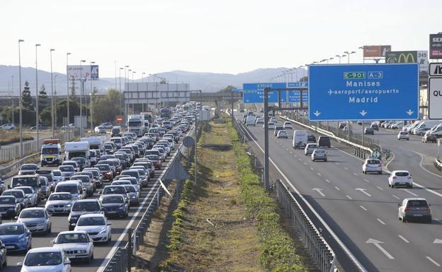 Vuelca un camión en la AP-7 poco antes del inicio de la operación salida