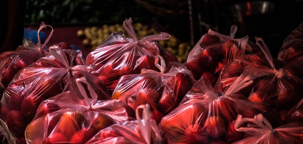 A partir del 1 de julio habrá que pagar por las bolsas de plástico, pero algunas seguirán siendo gratis